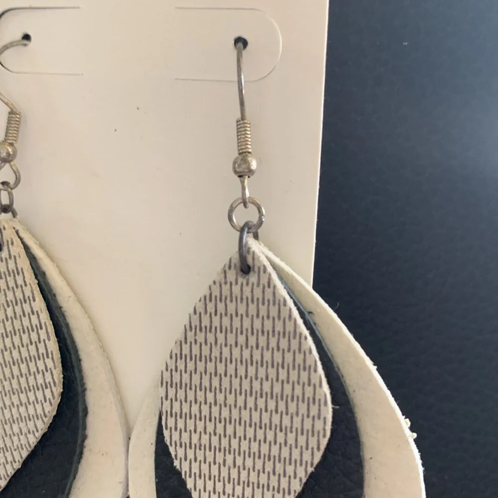 Chic Black and White Layered Earrings - Picture 3 of 4